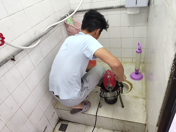 鸡冠管道堵塞冒臭气 专业师傅现场解决问题