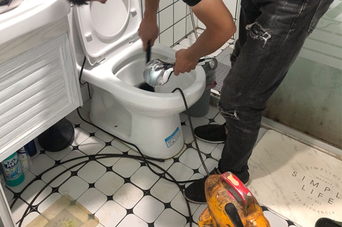 鸡冠马桶堵塞自己疏通还是找师傅?专业上门服务让你省时更省心
